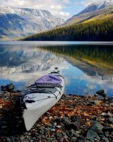 Каноэ у горного озера