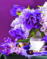 Фиолетовые тюльпаны и сирень в одном букете