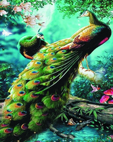 Королевские зеленые павлины на ветке